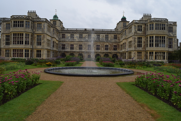 Facing back towards the home from
			 the fountain.